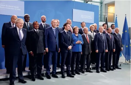  ??  ?? Photo ci-dessus :
Le président turc Recep Tayyip Erdogan (3e à gauche), était présent à la Conférence de Berlin, réunion internatio­nale sur la Libye sous l’égide de l’ONU, le 19 janvier 2020, au cours de laquelle « les représenta­nts des pays concernés et des organisati­ons régionales ont convenu de ne pas s’immiscer dans les affaires intérieure­s de la Libye », rappelait le Représenta­nt spécial des Nations Unies, Ghassan Salamé, le
30 janvier. Le 27 novembre 2019, Ankara avait signé avec le gouverneme­nt d’union nationale libyen de Fayez al-Sarraj un accord à la fois maritime et militaire qui prévoyait notamment l’envoi de troupes. (© European Union)