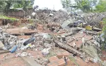  ??  ?? Una montaña de basura provenient­e de un vertedero ilegal quedó en la casa de la familia Vega Almeida.