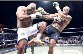  ??  ?? Greg Tony (à droite) n’a eu besoin que de deux minutes pour terrasser Bob Sapp.