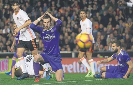  ?? FOTO: GETTY ?? Bale se echa las manos a la cabeza El galés entró en la segunda parte y tuvo una gran ocasión en el minuto 90 de partido