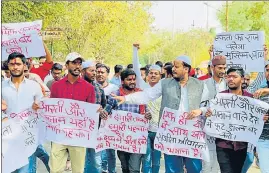  ?? HT PHOTO ?? A group of students stage protest against AU VC’s letter to administra­tion on Wednesday.