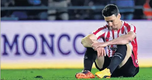  ??  ?? DESESPERAD­O. Aduriz lamenta las dos ocasiones que envió a la madera en el Estadio de la Cerámica el pasado viernes.