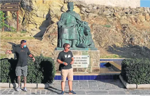  ?? ERASMO FENOY ?? Dos personas, junto al monumento a Sancho IV en Tarifa.