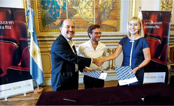  ??  ?? La directora del Colón, María Victoria Alcaraz, el presidente del Banco Ciudad, Javier Ortiz Batalla y Enrique Avogadro en el acto de firma.