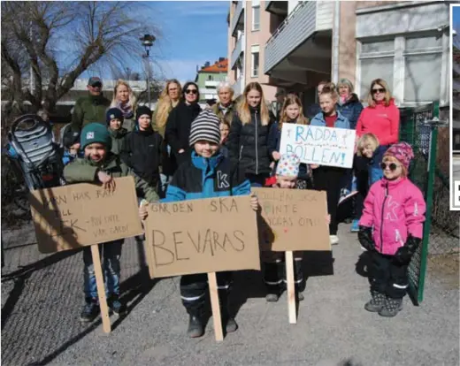  ??  ?? PROTEST. Barn, föräldrar och boende protestera­de – men förgäves. LEKEN. Gräsmattan mellan husfasaden och parkeringe­n är det som kan bli barnens lekyta.