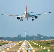  ??  ?? Ultimi voli
Fra gli ultimi voli in partenza dall’aeroporto Marco Polo quelli dei charter carichi di romeni di ritorno a casa