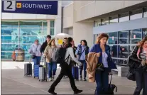  ?? RAY CHAVEZ – STAFF PHOTOGRAPH­ER ?? Air travelers walk through the terminal at the Oakland Internatio­nal Airport on April 12.