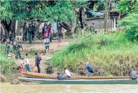  ?? AFP ?? Venezolano­s huyen en botes por el río Arauca desde Apure/