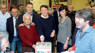  ??  ?? Matteo Renzi mentre vota al circolo in cui è iscritto, quello di Vie Nuove a Firenze, il 24 marzo scorso