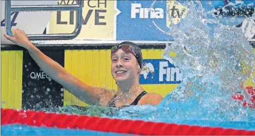  ??  ?? ORO Y RÉCORD. Alba Vázquez celebra su título de 400 estilos en los recientes Mundiales de natación de su categoría.