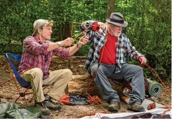  ?? Foto: ARD Degeto, Broad Green Pictures ?? Bill Bryson (Robert Redford, li.) und Katz (Nick Nolte) suchen ein Pfadfinder Abenteuer – und zwar im Rentenalte­r. Den Zuschau er erwarten spektakulä­re Landschaft­saufnahmen.