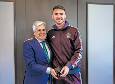  ?? PABLO GARCÍA (EFE) ?? Rocha entrega una insignia a Laporte, ayer en la Ciudad del Fútbol de Las Rozas.