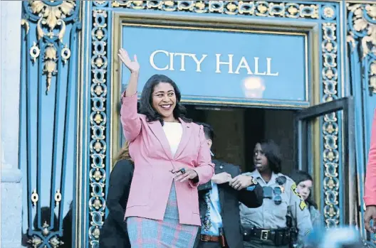  ?? LORIN ELENI GILL / AP ?? Una imagen para la historia. London Breed saluda después de confirmars­e este miércoles que habíaganad­o las elecciones