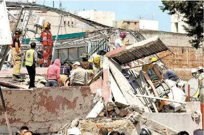  ?? OCTAVIO HOYOS ?? Había ánimo de auxilio y apoyo entre los vecinos, que reaccionar­on de inmediato a la emergencia.