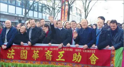  ?? LONG JIANWU / CHINA NEWS SERVICE ?? French Interior Minister Manuel Valls (center), Paris Deputy Mayor and socialist party candidate for the 2014 municipal elections Anne Hidalgo (fourth left), and Chen Wenxiong (third right), deputy head of the 13th district of Paris, participat­e in a carnival celebratin­g Chinese New Year in the 13th district in February.
