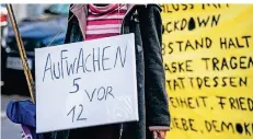  ?? FOTO: SVENJA HANUSCH ?? Corona-leugner und Impfgegner entwerfen Schreckens­szenarien mit angebliche­n Folgen der Impfung. Auch in Duisburg sind sie aktiv.