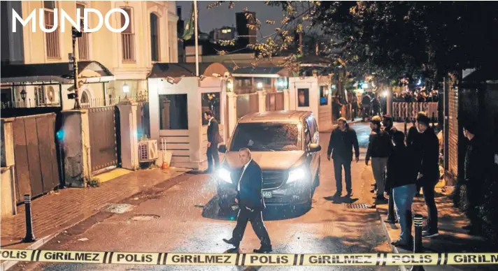  ??  ?? ► Funcionari­os de la policía turca fuera del consulado saudita en Estambul, donde fue visto por última vez el periodista Jamal Khashoggi, de 60 años.