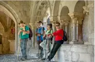  ??  ?? Les pèlerins viennent de loin pour se recueillir sur le tombeau de Bertrand de L’Isle-Jourdain (1050-1123), le fondateur du sanctuaire qui serait à l'origine de miracles.