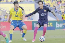  ??  ?? Neymar, (der.) se anotó ayer con triplete frente a Las Palmas./EFE