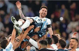  ?? Foto Peter Cziborra/Reuters ?? Lionel Messi navdušuje navijače, medije in očitno tudi soigralce.