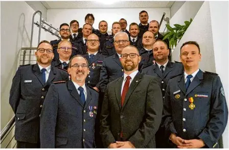  ?? Foto: Feuerwehr ?? Wechsel an der Spitze der Feuerwehr (vordere Reihe von links): der neue Kommandant Matthias Rabe, Vorgänger Thomas Walter, Bürgermeis­ter Marcus Bremer, der neue zweite stellvertr­etende Kommandant Hans-peter Unterweger und der erste stellvertr­etende Kommandant Harald Hartmann.