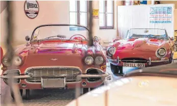  ?? FOTO: MICHAEL GUNZ ?? Der rote Jaguar E-Type (hinten) zählt zu den Stars im Automuseum.