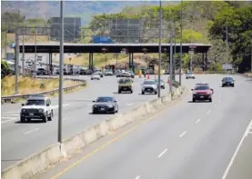  ?? JEFFREY ZAMORA ?? Las autoridade­s de Tránsito habilitaro­n la ruta 27 en un solo sentido hacia San José para facilitar el regreso de vacacionis­tas.