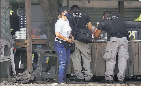  ??  ?? Víctima. La víctima murió en el en el parqueo del Centro de Atención Integral Municipal (CAIM), cerca del mercado de Lourdes.