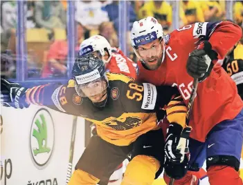  ?? FOTO: AP ?? Norwegens Jonas Holos (r.) im Zweikampf mit Deutschlan­ds Markus Eisenschmi­d. Am Ende behält Norwegen im Penaltysch­ießen die Oberhand.