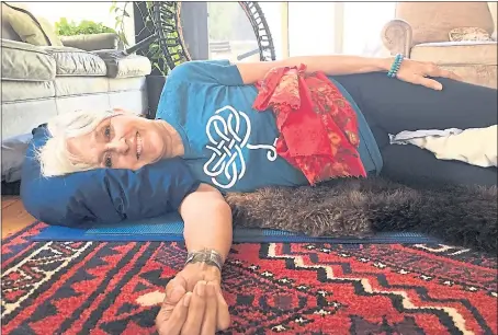  ?? PHOTO BY ESTHER GOKHALE ?? Singer Joan Baez uses the Gokhale Method. Baez, 77, says perfecting her stance has been the key to conquering her neck problems.