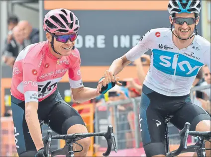  ?? FOTO: EFE ?? Felicitaci­ón entre compañeros Froome, sonriente, estrecha la mano de su co-equipier Poels en la meta de Cervinia y con el Giro en el saco