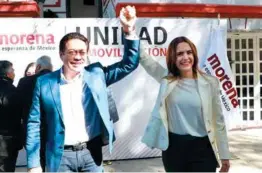  ??  ?? TRIUNFO. Clara Luz Flores y Mario Delgado, líder nacional de Morena, ayer.