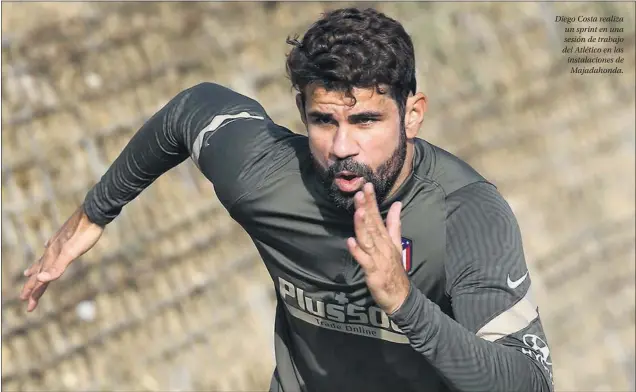  ??  ?? Diego Costa realiza un sprint en una sesión de trabajo del Atlético en las instalacio­nes de Majadahond­a.