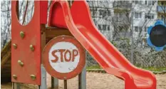  ??  ?? Rutschverb­ote auf Spielplätz­en sind in diesen Tagen nur ein kleines von vielen Ärgernisse­n für Kinder. Symbolfoto: Patrick Pleul, dpa