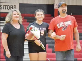  ??  ?? Gracie Easterling with her parents, Joel and Cindy Easterling