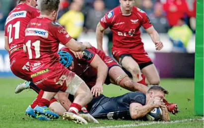  ?? REX ?? Leaving it late: Chris Ashton goes over to snatch a draw for Saracens