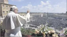  ?? (Photo EPA/MaxPPP) ?? Devant   fidèles rassemblés place Saint-Pierre au Vatican, le pape argentin a réclamé l’aide de Dieu pour en finir avec les conflits et les guerres dans le monde.