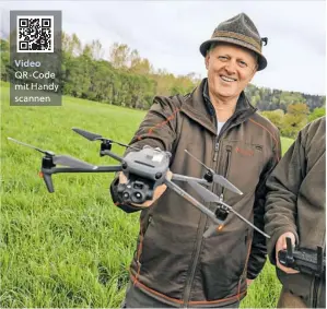  ?? ?? Video QR-Code mit Handy scannen
Franz und Felix Hasenöhrl mit der Drohne für die Rehkitzret­tung.