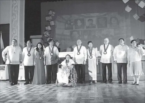  ?? CESAR RAMIREZ ?? Pangasinan Gov. Amado Espino Jr. (second from right), Vice Gov. Jose Ferdinand Calimlim Jr. (left) and Judge Emma Bauzon (right) pose with some of the 2015 ASNA awardees at the Sison Auditorium in Lingayen last Friday. The awardees are (from left)...