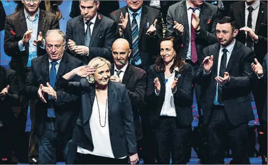  ?? PHILIPPE HUGUEN / AFP ?? Le Pen saluda a sus compañeros y compañeras de partido, al final de un congreso en el que todo le ha salido bien