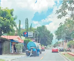  ??  ?? Los vecinos compran agua a cisternas que circulan todos los días por la zona.