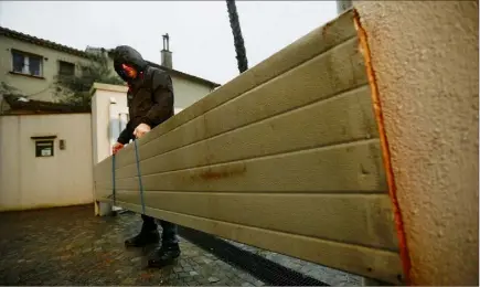  ??  ?? À chaque grosse pluie, Antony installe des sortes de barrières de protection afin de freiner le débit d’eau qui risquerait d’inonder son terrain puis sa maison. (Photos Frantz Bouton et DR)