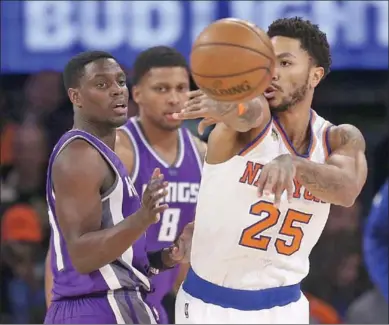  ??  ?? Derrick Rose van New York Knicks doet er alles aan om in balbezit te blijven. (Foto: De Telegraaf)