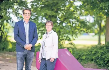  ?? RP-FOTO: ANNE ORTHEN ?? SMG-Schulleite­rin Dorothee Schiebler hat mit Andreas Glahn aus Kaarst einen neuen stellvertr­etenden Schulleite­r. Gemeinsam wollen sie das Profil der Schule weiter schärfen.