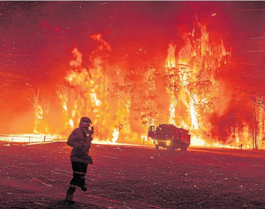  ?? Matthew abbott/nyt ?? Un bombero, ante el avance de las llamas en Orangevill­e, al sur de Sídney