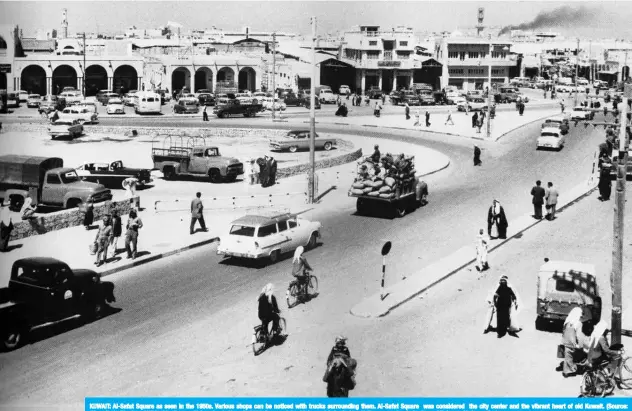  ?? (Source: ‘Kuwait.. in Black and White,’ by Basem Al-Loughani , Kuwait, 2008. Prepared by: Mahmoud Aakaria Abu Alella, researcher in heritage, Ministry of Informatio­n) ?? KUWAIT: Al-Safat Square as seen in the 1950s. Various shops can be noticed with trucks surroundin­g them. Al-Safat Square was considered the city center and the vibrant heart of old Kuwait.