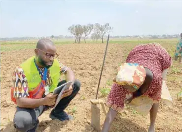  ??  ?? An expert takes data of a female potato farmer as well as the size of her farm in Bokkos LGA of Plateau State