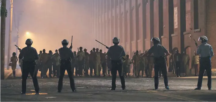  ??  ?? ► Imagen promociona­l de Detroit, el filme protagoniz­ado por el actor John Boyega que narra los enfrentami­entos acontecido­s entre el 23 y 28 de julio de 1967.