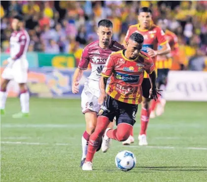  ?? RAFAEL PACHECO ?? Allan Cruz pasa un gran momento futbolísti­co. Este sábado, ante Saprissa, ratificó su calidad y entrega. El morado Mariano Torres trata de frenar su ímpetú.