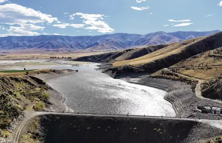  ?? PHOTO: STEPHEN JAQUIERY ?? Dry days . . . Low water level in the Falls Dam.